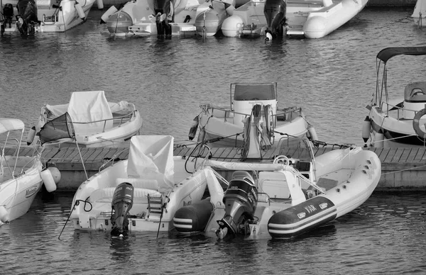 意大利 西西里 地中海 拉古萨海 拉古萨省 2021年8月29日 港口内的汽艇 Editorial — 图库照片