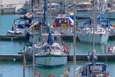 İtalya, Sicilya, Akdeniz, Marina di Ragusa (Ragusa ili); 30 Ağustos 2021, limanda yelkenli tekneleri - EDITORIAL