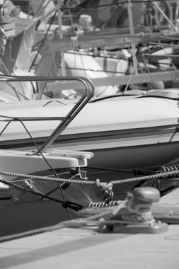 İtalya, Sicilya, Akdeniz, Marina di Ragusa (Ragusa ili); 30 Ağustos 2021, limanda motorlu tekne ve lüks yatlar - EDITORIAL