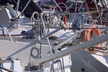 İtalya, Sicilya, Akdeniz, Marina di Ragusa (Ragusa Eyaleti); limanda lüks yatlar 