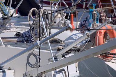 İtalya, Sicilya, Akdeniz, Marina di Ragusa (Ragusa Eyaleti); limanda lüks yatlar 