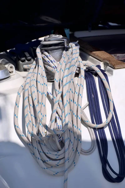 イタリア シチリア島 地中海 マリーナ ラグーザ ラグーザ州 港内の帆船でのワインロープおよび海上ロープ — ストック写真