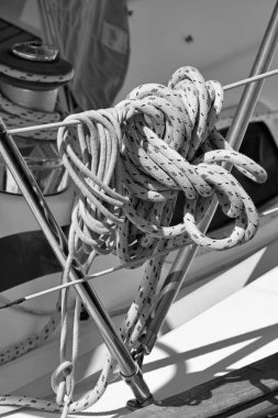 İtalya, Sicilya, Akdeniz, Marina di Ragusa (Ragusa Eyaleti); limandaki bir yelkenli teknesinde vinç ve deniz ipleri 