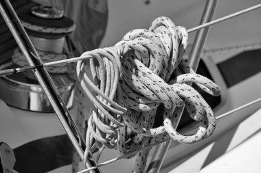 İtalya, Sicilya, Akdeniz, Marina di Ragusa (Ragusa Eyaleti); limandaki bir yelkenli teknesinde vinç ve deniz ipleri 