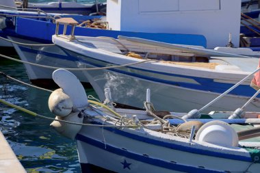 İtalya, Sicilya, Akdeniz, Marina di Ragusa (Ragusa Eyaleti); limanda yerel ahşap balıkçı tekneleri 