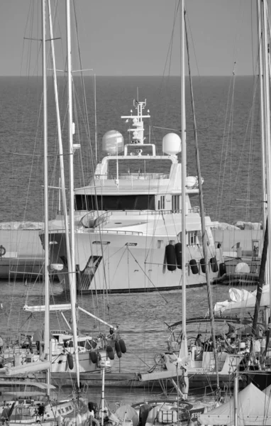 イタリア シチリア島 地中海 マリーナ ラグーザ ラグーザ州 8月2021 港の人々と豪華ヨット Editorial — ストック写真