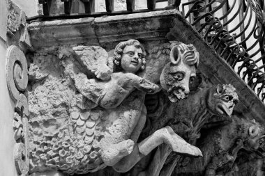 İtalya, Sicilya, Scicli (Ragusa ili), Unesco Baroque Fava Sarayı cephesi, bir balkon altında süslü heykeller (M.S. 18..)