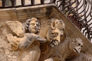 İtalya, Sicilya, Scicli (Ragusa ili), Unesco Baroque Fava Sarayı cephesi, bir balkon altında süslü heykeller (M.S. 18..)