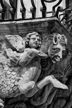 İtalya, Sicilya, Scicli (Ragusa ili), Unesco Baroque Fava Sarayı cephesi, bir balkon altında süslü heykeller (M.S. 18..)