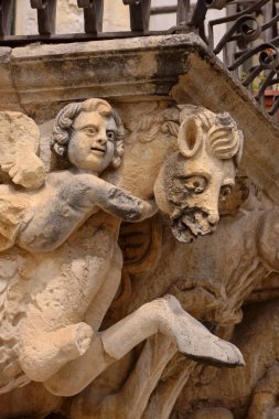 İtalya, Sicilya, Scicli (Ragusa ili), Unesco Baroque Fava Sarayı cephesi, bir balkon altında süslü heykeller (M.S. 18..)