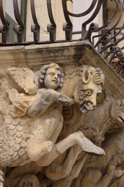 İtalya, Sicilya, Scicli (Ragusa ili), Unesco Baroque Fava Sarayı cephesi, bir balkon altında süslü heykeller (M.S. 18..)