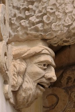 İtalya, Sicilya, Scicli (Ragusa eyaletinde), Unesco Barok Fava Palace cephe, süs heykel (18. yüzyıl a.C balkon altında.)