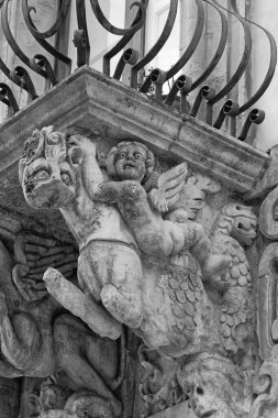 İtalya, Sicilya, Scicli (Ragusa ili), Unesco Baroque Fava Sarayı cephesi, bir balkon altında süslü heykeller (M.S. 18..)