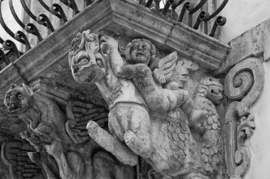 İtalya, Sicilya, Scicli (Ragusa ili), Unesco Baroque Fava Sarayı cephesi, bir balkon altında süslü heykeller (M.S. 18..)