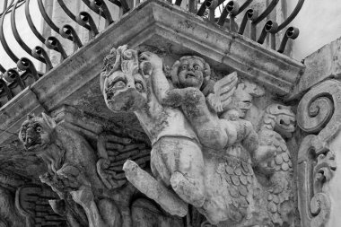 İtalya, Sicilya, Scicli (Ragusa ili), Unesco Baroque Fava Sarayı cephesi, bir balkon altında süslü heykeller (M.S. 18..)