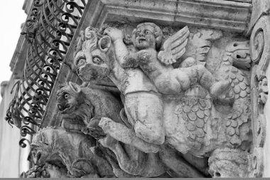 İtalya, Sicilya, Scicli (Ragusa ili), Unesco Baroque Fava Sarayı cephesi, bir balkon altında süslü heykeller (M.S. 18..)