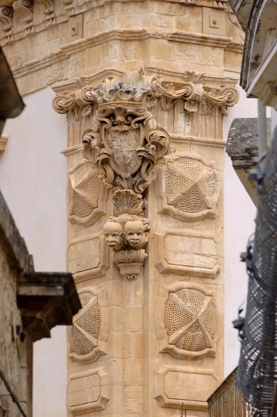 イタリア シチリア Scicli ラグーザ州 装飾像とバロックBeneventano宮殿のファサード 18世紀A — ストック写真