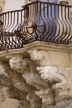 İtalya, Sicilya, Scicli (Ragusa ili), Barok Beneventano Sarayı cephesi bir balkon altında süs heykelleri ile (M.S. 18..)