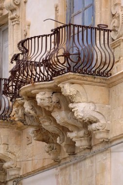 İtalya, Sicilya, Scicli (Ragusa ili), Barok Beneventano Sarayı cephesi bir balkon altında süs heykelleri ile (M.S. 18..)