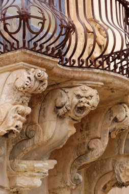 İtalya, Sicilya, Scicli (Ragusa ili), Barok Beneventano Sarayı cephesi bir balkon altında süs heykelleri ile (M.S. 18..)