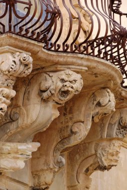 İtalya, Sicilya, Scicli (Ragusa ili), Barok Beneventano Sarayı cephesi bir balkon altında süs heykelleri ile (M.S. 18..)