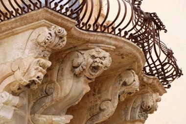 İtalya, Sicilya, Scicli (Ragusa ili), Barok Beneventano Sarayı cephesi bir balkon altında süs heykelleri ile (M.S. 18..)
