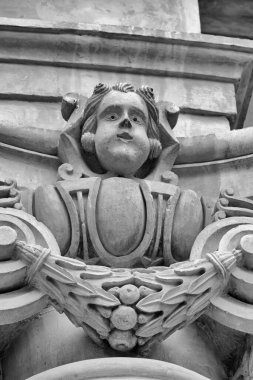 İtalya, Sicilya, Scicli (Ragusa ili), St. John 's Barok kilise cephesi (18. yüzyıl AC), sütunlardan birinde dini heykel