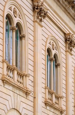 İtalya, Sicilya, Scicli (Ragusa ili), Mormino Penna Caddesi 'ndeki Barok belediye binasının ön cephesi