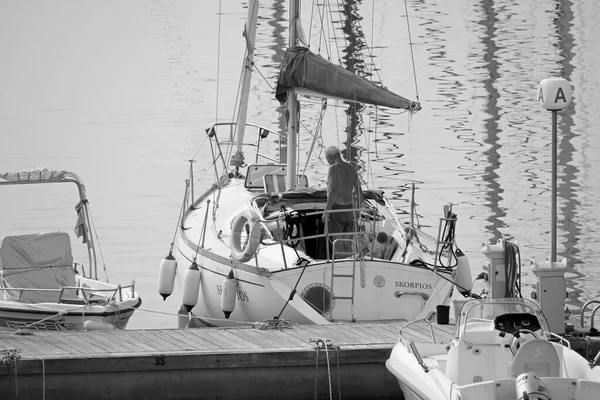 イタリア シチリア島 地中海 マリーナ ラグーザ ラグーザ州 9月2021 ポート内のセーリングボートの男 Editorial — ストック写真