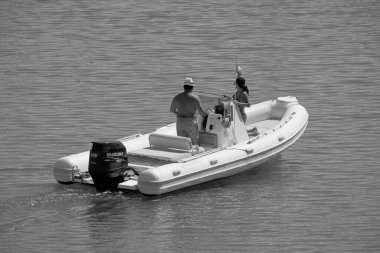 İtalya, Sicilya, Akdeniz, Marina di Ragusa (Ragusa Eyaleti); 1 Eylül 2021, limandaki kauçuk bir teknede insanlar - EDITORIAL