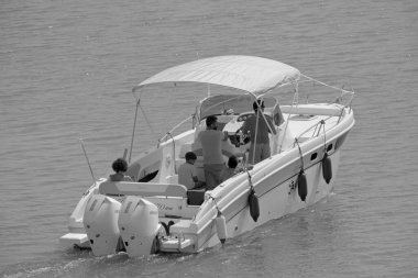 İtalya, Sicilya, Akdeniz, Marina di Ragusa (Ragusa Eyaleti); 4 Eylül 2021, limanda lüks bir yatta insanlar - EDITORIAL