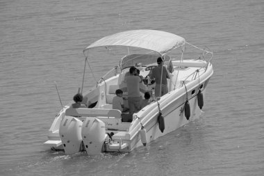 İtalya, Sicilya, Akdeniz, Marina di Ragusa (Ragusa Eyaleti); 4 Eylül 2021, limanda lüks bir yatta insanlar - EDITORIAL