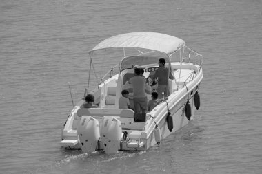 İtalya, Sicilya, Akdeniz, Marina di Ragusa (Ragusa Eyaleti); 4 Eylül 2021, limanda lüks bir yatta insanlar - EDITORIAL