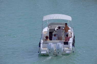 İtalya, Sicilya, Akdeniz, Marina di Ragusa (Ragusa Eyaleti); 4 Eylül 2021, limanda lüks bir yatta insanlar - EDITORIAL