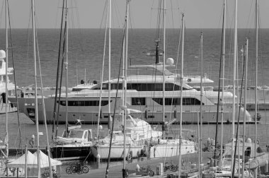 İtalya, Sicilya, Akdeniz, Marina di Ragusa (Ragusa Eyaleti); 4 Eylül 2021, limana giren büyük lüks yat manzarası - EDITORIAL