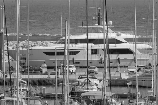 意大利 西西里 地中海 拉古萨海 拉古萨省 2021年9月4日 看到一艘大型豪华游艇进入港口 Editorial — 图库照片