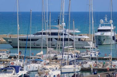 İtalya, Sicilya, Akdeniz, Marina di Ragusa (Ragusa Eyaleti); 4 Eylül 2021, limana giren büyük lüks yat manzarası - EDITORIAL