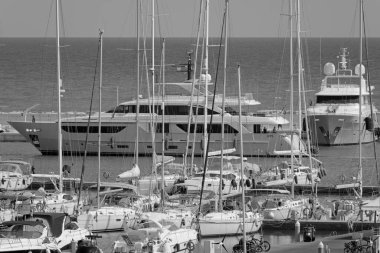 İtalya, Sicilya, Akdeniz, Marina di Ragusa (Ragusa Eyaleti); 4 Eylül 2021, limana giren büyük lüks yat manzarası - EDITORIAL