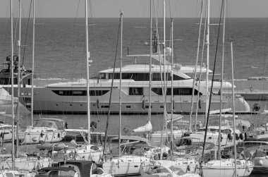 İtalya, Sicilya, Akdeniz, Marina di Ragusa (Ragusa Eyaleti); 4 Eylül 2021, limana giren büyük lüks yat manzarası - EDITORIAL