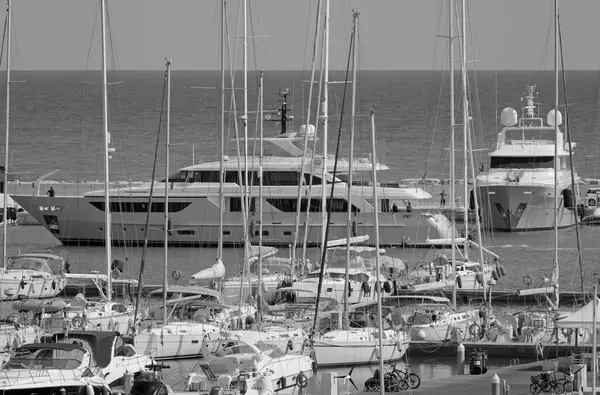 意大利 西西里 地中海 拉古萨海 拉古萨省 2021年9月4日 看到一艘大型豪华游艇进入港口 Editorial — 图库照片