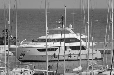 İtalya, Sicilya, Akdeniz, Marina di Ragusa (Ragusa Eyaleti); 4 Eylül 2021, limana giren büyük lüks yat manzarası - EDITORIAL