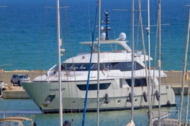 İtalya, Sicilya, Akdeniz, Marina di Ragusa (Ragusa Eyaleti); 4 Eylül 2021, limana giren büyük lüks yat manzarası - EDITORIAL