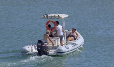 Taly, Sicilya, Akdeniz, Marina di Ragusa (Ragusa Eyaleti); 5 Eylül 2021, limandaki bir kauçuk teknede insanlar - EDITORIAL