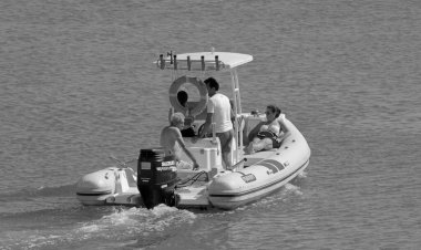 Taly, Sicilya, Akdeniz, Marina di Ragusa (Ragusa Eyaleti); 5 Eylül 2021, limandaki bir kauçuk teknede insanlar - EDITORIAL