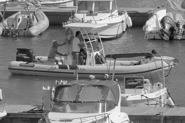 塔拉里 西西里 地中海 拉古萨海 拉古萨省 2021年9月5日 港口一艘橡皮船上的人 Editorial — 图库照片