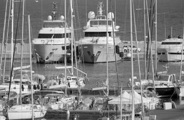 İtalya, Sicilya, Akdeniz, Marina di Ragusa (Ragusa ili); 4 Eylül 2021, limanda lüks yatlar - EDITORIAL