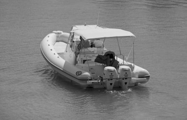 İtalya, Sicilya, Akdeniz, Marina di Ragusa (Ragusa Eyaleti); 5 Eylül 2021, limandaki kauçuk bir teknede insanlar - EDITORIAL