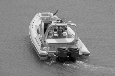 İtalya, Sicilya, Akdeniz, Marina di Ragusa (Ragusa Eyaleti); 5 Eylül 2021, limandaki kauçuk bir teknede insanlar - EDITORIAL