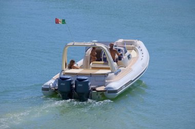 İtalya, Sicilya, Akdeniz, Marina di Ragusa (Ragusa Eyaleti); 5 Eylül 2021, limandaki kauçuk bir teknede insanlar - EDITORIAL