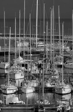 İtalya, Sicilya, Akdeniz, Marina di Ragusa (Ragusa Eyaleti); 6 Eylül 2021, limanda motorlu tekneler ve lüks yatlar - EDITORIAL